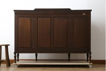 イギリスアンティーク　美品!!　高級品　上手物!!　マホガニー材の美しい杢目が目を引く!凝った作り込みの脚付きサイドボード(キャビネット、収納棚、戸棚、飾り棚、英国)(R-081370)