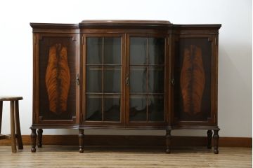 イギリスアンティーク　美品!!　高級品　上手物!!　マホガニー材の美しい杢目が目を引く!凝った作り込みの脚付きサイドボード(キャビネット、収納棚、戸棚、飾り棚、英国)(R-081370)