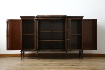 イギリスアンティーク　美品!!　高級品　上手物!!　マホガニー材の美しい杢目が目を引く!凝った作り込みの脚付きサイドボード(キャビネット、収納棚、戸棚、飾り棚、英国)(R-081370)