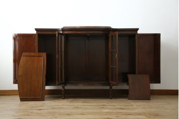 イギリスアンティーク　美品!!　高級品　上手物!!　マホガニー材の美しい杢目が目を引く!凝った作り込みの脚付きサイドボード(キャビネット、収納棚、戸棚、飾り棚、英国)(R-081370)