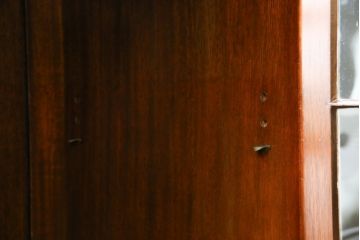 イギリスアンティーク　美品!!　高級品　上手物!!　マホガニー材の美しい杢目が目を引く!凝った作り込みの脚付きサイドボード(キャビネット、収納棚、戸棚、飾り棚、英国)(R-081370)