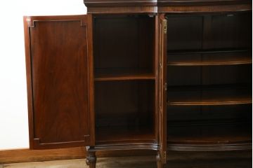 イギリスアンティーク　美品!!　高級品　上手物!!　マホガニー材の美しい杢目が目を引く!凝った作り込みの脚付きサイドボード(キャビネット、収納棚、戸棚、飾り棚、英国)(R-081370)