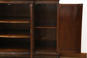 イギリスアンティーク　美品!!　高級品　上手物!!　マホガニー材の美しい杢目が目を引く!凝った作り込みの脚付きサイドボード(キャビネット、収納棚、戸棚、飾り棚、英国)(R-081370)