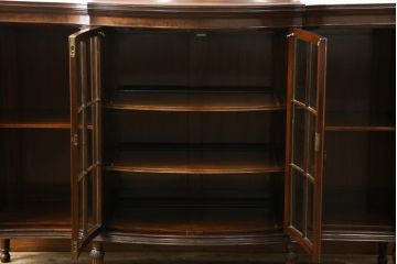 イギリスアンティーク　美品!!　高級品　上手物!!　マホガニー材の美しい杢目が目を引く!凝った作り込みの脚付きサイドボード(キャビネット、収納棚、戸棚、飾り棚、英国)(R-081370)