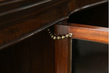 イギリスアンティーク　美品!!　高級品　上手物!!　マホガニー材の美しい杢目が目を引く!凝った作り込みの脚付きサイドボード(キャビネット、収納棚、戸棚、飾り棚、英国)(R-081370)