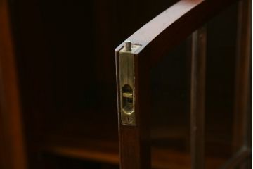 イギリスアンティーク　美品!!　高級品　上手物!!　マホガニー材の美しい杢目が目を引く!凝った作り込みの脚付きサイドボード(キャビネット、収納棚、戸棚、飾り棚、英国)(R-081370)