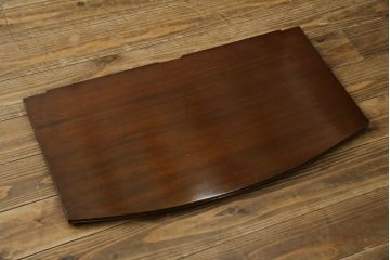 イギリスアンティーク　美品!!　高級品　上手物!!　マホガニー材の美しい杢目が目を引く!凝った作り込みの脚付きサイドボード(キャビネット、収納棚、戸棚、飾り棚、英国)(R-081370)