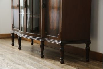 イギリスアンティーク　美品!!　高級品　上手物!!　マホガニー材の美しい杢目が目を引く!凝った作り込みの脚付きサイドボード(キャビネット、収納棚、戸棚、飾り棚、英国)(R-081370)