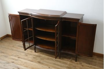 イギリスアンティーク　美品!!　高級品　上手物!!　マホガニー材の美しい杢目が目を引く!凝った作り込みの脚付きサイドボード(キャビネット、収納棚、戸棚、飾り棚、英国)(R-081370)