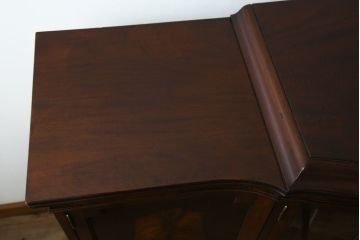 イギリスアンティーク　美品!!　高級品　上手物!!　マホガニー材の美しい杢目が目を引く!凝った作り込みの脚付きサイドボード(キャビネット、収納棚、戸棚、飾り棚、英国)(R-081370)