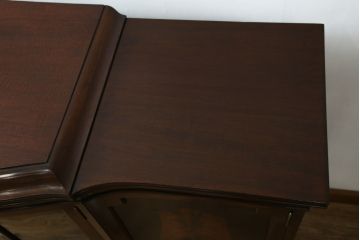 イギリスアンティーク　美品!!　高級品　上手物!!　マホガニー材の美しい杢目が目を引く!凝った作り込みの脚付きサイドボード(キャビネット、収納棚、戸棚、飾り棚、英国)(R-081370)