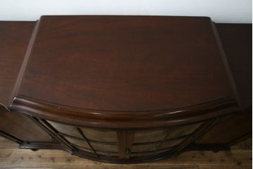 イギリスアンティーク　美品!!　高級品　上手物!!　マホガニー材の美しい杢目が目を引く!凝った作り込みの脚付きサイドボード(キャビネット、収納棚、戸棚、飾り棚、英国)(R-081370)