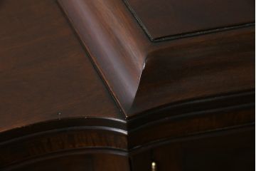 イギリスアンティーク　美品!!　高級品　上手物!!　マホガニー材の美しい杢目が目を引く!凝った作り込みの脚付きサイドボード(キャビネット、収納棚、戸棚、飾り棚、英国)(R-081370)