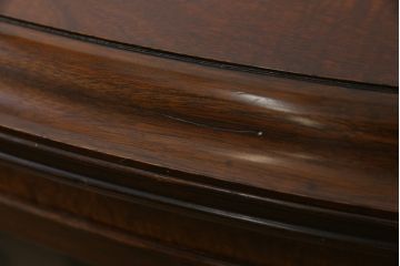 イギリスアンティーク　美品!!　高級品　上手物!!　マホガニー材の美しい杢目が目を引く!凝った作り込みの脚付きサイドボード(キャビネット、収納棚、戸棚、飾り棚、英国)(R-081370)