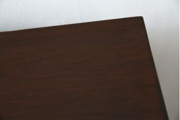 イギリスアンティーク　美品!!　高級品　上手物!!　マホガニー材の美しい杢目が目を引く!凝った作り込みの脚付きサイドボード(キャビネット、収納棚、戸棚、飾り棚、英国)(R-081370)