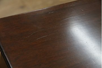 イギリスアンティーク　美品!!　高級品　上手物!!　マホガニー材の美しい杢目が目を引く!凝った作り込みの脚付きサイドボード(キャビネット、収納棚、戸棚、飾り棚、英国)(R-081370)