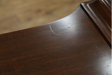 イギリスアンティーク　美品!!　高級品　上手物!!　マホガニー材の美しい杢目が目を引く!凝った作り込みの脚付きサイドボード(キャビネット、収納棚、戸棚、飾り棚、英国)(R-081370)