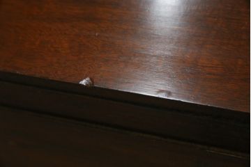 イギリスアンティーク　美品!!　高級品　上手物!!　マホガニー材の美しい杢目が目を引く!凝った作り込みの脚付きサイドボード(キャビネット、収納棚、戸棚、飾り棚、英国)(R-081370)