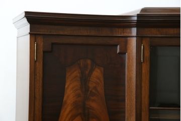 イギリスアンティーク　美品!!　高級品　上手物!!　マホガニー材の美しい杢目が目を引く!凝った作り込みの脚付きサイドボード(キャビネット、収納棚、戸棚、飾り棚、英国)(R-081370)