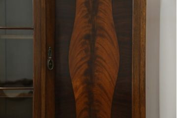 イギリスアンティーク　美品!!　高級品　上手物!!　マホガニー材の美しい杢目が目を引く!凝った作り込みの脚付きサイドボード(キャビネット、収納棚、戸棚、飾り棚、英国)(R-081370)