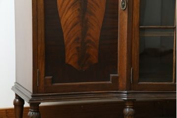 イギリスアンティーク　美品!!　高級品　上手物!!　マホガニー材の美しい杢目が目を引く!凝った作り込みの脚付きサイドボード(キャビネット、収納棚、戸棚、飾り棚、英国)(R-081370)