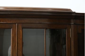 イギリスアンティーク　美品!!　高級品　上手物!!　マホガニー材の美しい杢目が目を引く!凝った作り込みの脚付きサイドボード(キャビネット、収納棚、戸棚、飾り棚、英国)(R-081370)