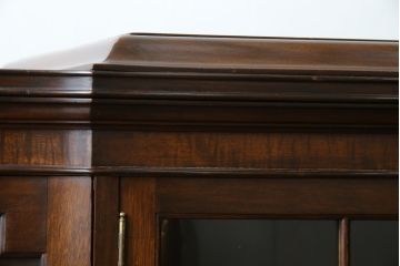 イギリスアンティーク　美品!!　高級品　上手物!!　マホガニー材の美しい杢目が目を引く!凝った作り込みの脚付きサイドボード(キャビネット、収納棚、戸棚、飾り棚、英国)(R-081370)