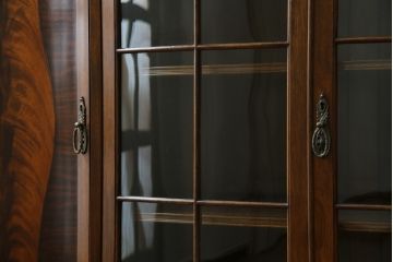 イギリスアンティーク　美品!!　高級品　上手物!!　マホガニー材の美しい杢目が目を引く!凝った作り込みの脚付きサイドボード(キャビネット、収納棚、戸棚、飾り棚、英国)(R-081370)