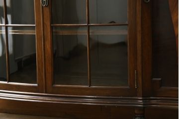 イギリスアンティーク　美品!!　高級品　上手物!!　マホガニー材の美しい杢目が目を引く!凝った作り込みの脚付きサイドボード(キャビネット、収納棚、戸棚、飾り棚、英国)(R-081370)