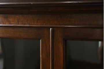 イギリスアンティーク　美品!!　高級品　上手物!!　マホガニー材の美しい杢目が目を引く!凝った作り込みの脚付きサイドボード(キャビネット、収納棚、戸棚、飾り棚、英国)(R-081370)