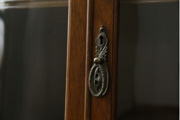 イギリスアンティーク　美品!!　高級品　上手物!!　マホガニー材の美しい杢目が目を引く!凝った作り込みの脚付きサイドボード(キャビネット、収納棚、戸棚、飾り棚、英国)(R-081370)