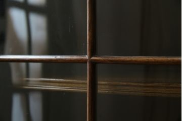 イギリスアンティーク　美品!!　高級品　上手物!!　マホガニー材の美しい杢目が目を引く!凝った作り込みの脚付きサイドボード(キャビネット、収納棚、戸棚、飾り棚、英国)(R-081370)