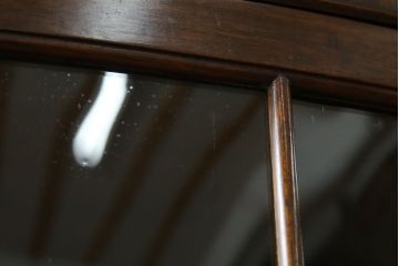 イギリスアンティーク　美品!!　高級品　上手物!!　マホガニー材の美しい杢目が目を引く!凝った作り込みの脚付きサイドボード(キャビネット、収納棚、戸棚、飾り棚、英国)(R-081370)