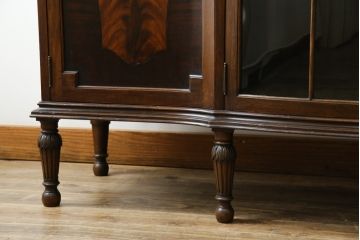 イギリスアンティーク　美品!!　高級品　上手物!!　マホガニー材の美しい杢目が目を引く!凝った作り込みの脚付きサイドボード(キャビネット、収納棚、戸棚、飾り棚、英国)(R-081370)