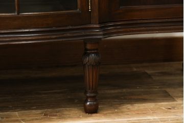 イギリスアンティーク　美品!!　高級品　上手物!!　マホガニー材の美しい杢目が目を引く!凝った作り込みの脚付きサイドボード(キャビネット、収納棚、戸棚、飾り棚、英国)(R-081370)