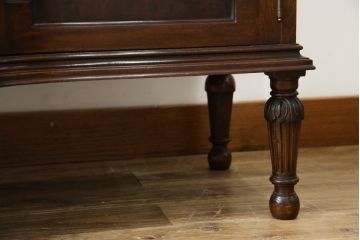 イギリスアンティーク　美品!!　高級品　上手物!!　マホガニー材の美しい杢目が目を引く!凝った作り込みの脚付きサイドボード(キャビネット、収納棚、戸棚、飾り棚、英国)(R-081370)
