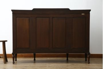 イギリスアンティーク　美品!!　高級品　上手物!!　マホガニー材の美しい杢目が目を引く!凝った作り込みの脚付きサイドボード(キャビネット、収納棚、戸棚、飾り棚、英国)(R-081370)