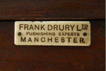 イギリスアンティーク　美品!!　高級品　上手物!!　マホガニー材の美しい杢目が目を引く!凝った作り込みの脚付きサイドボード(キャビネット、収納棚、戸棚、飾り棚、英国)(R-081370)