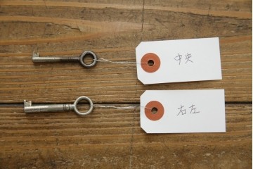 イギリスアンティーク　美品!!　高級品　上手物!!　マホガニー材の美しい杢目が目を引く!凝った作り込みの脚付きサイドボード(キャビネット、収納棚、戸棚、飾り棚、英国)(R-081370)