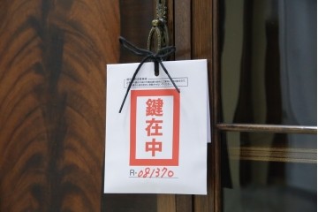 イギリスアンティーク　美品!!　高級品　上手物!!　マホガニー材の美しい杢目が目を引く!凝った作り込みの脚付きサイドボード(キャビネット、収納棚、戸棚、飾り棚、英国)(R-081370)