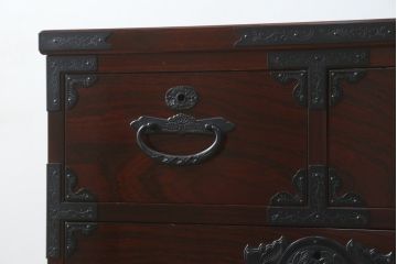 中古　美品　田中家具　重厚感ある佇まいが魅力的な二本松欅箪笥(和タンス、整理箪笥、衣装箪笥、サイドボード、引き出し)(R-081371)