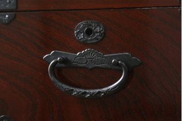 中古　美品　田中家具　重厚感ある佇まいが魅力的な二本松欅箪笥(和タンス、整理箪笥、衣装箪笥、サイドボード、引き出し)(R-081371)
