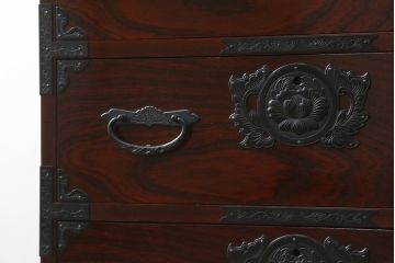 中古　美品　田中家具　重厚感ある佇まいが魅力的な二本松欅箪笥(和タンス、整理箪笥、衣装箪笥、サイドボード、引き出し)(R-081371)