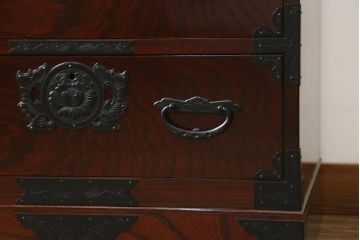 中古　美品　田中家具　重厚感ある佇まいが魅力的な二本松欅箪笥(和タンス、整理箪笥、衣装箪笥、サイドボード、引き出し)(R-081371)