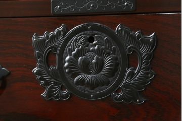 中古　美品　田中家具　重厚感ある佇まいが魅力的な二本松欅箪笥(和タンス、整理箪笥、衣装箪笥、サイドボード、引き出し)(R-081371)