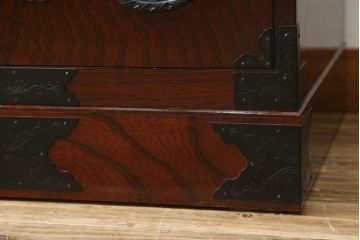 中古　美品　田中家具　重厚感ある佇まいが魅力的な二本松欅箪笥(和タンス、整理箪笥、衣装箪笥、サイドボード、引き出し)(R-081371)