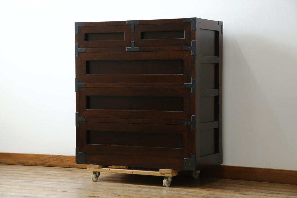 中古　美品　松本民芸家具　高山式　直線的なデザインが洗練された雰囲気を醸し出す金具付きタンス　定価約50万円　(R-081372)