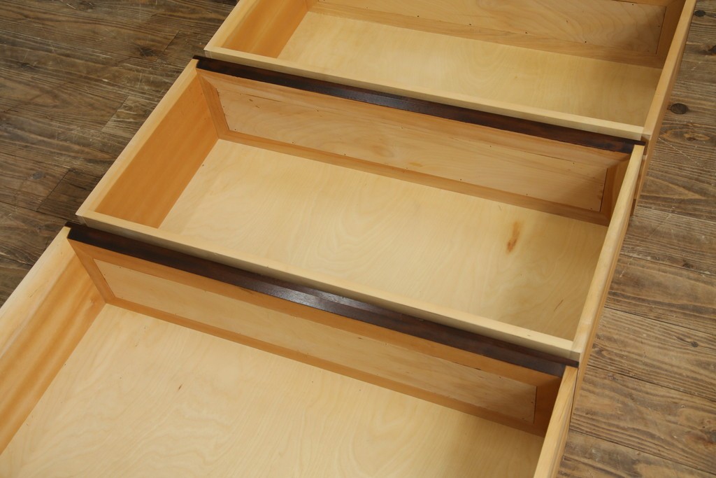 中古　美品　松本民芸家具　高山式　直線的なデザインが洗練された雰囲気を醸し出す金具付きタンス　定価約50万円　(R-081372)