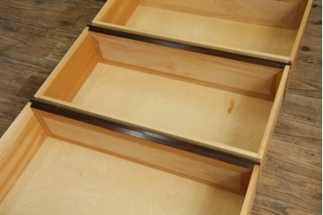 中古　美品　松本民芸家具　高山式　直線的なデザインが洗練された雰囲気を醸し出す金具付きタンス　定価約50万円　(R-081372)