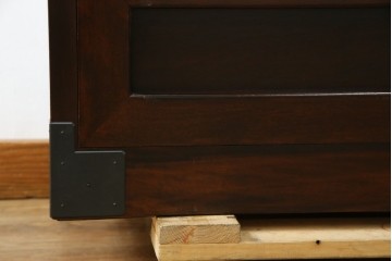 中古　美品　松本民芸家具　高山式　直線的なデザインが洗練された雰囲気を醸し出す金具付きタンス　定価約50万円　(R-081372)